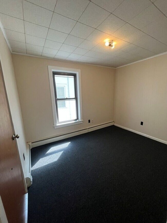 Building Photo - 3 bedroom 1 bathroom