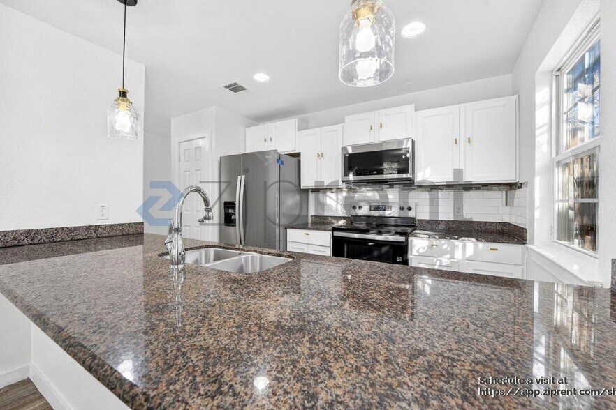 Building Photo - 3226 Navaro St