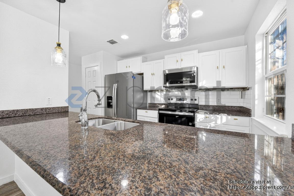 Building Photo - 3226 Navaro St