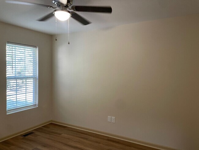 Building Photo - 1305