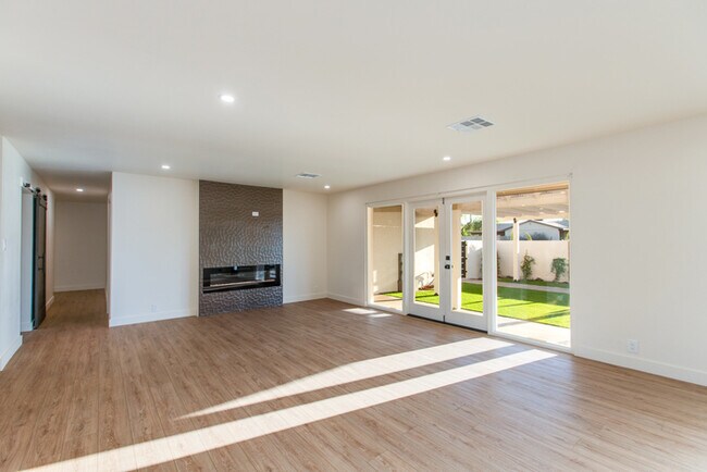 Building Photo - Beautiful 4 Bedroom, 3 Bath Home on an Oversized 18,000 Sq Ft Lot