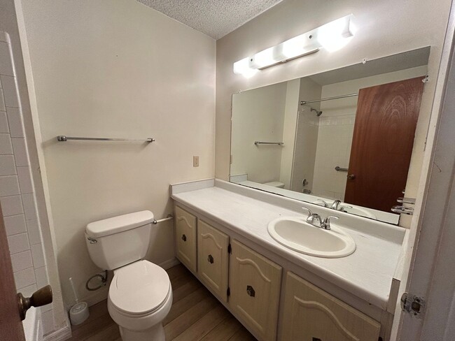 Building Photo - Available Mid April - Lovely 2/2 in in Alt...