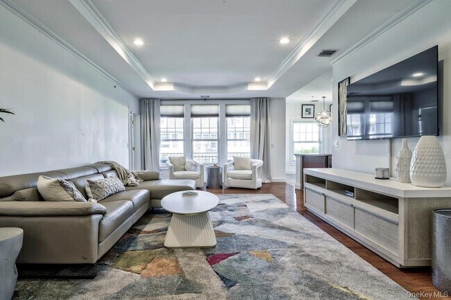 Building Photo - 323 Roosevelt Way