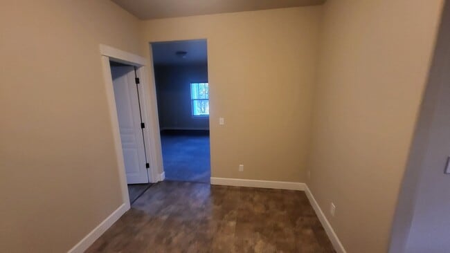 Building Photo - SE Bend 3 bed 2.5 bath Plus BONUS-Fenced