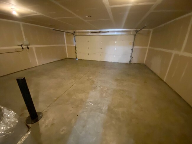 Building Photo - 4 Bed, 2 Bath Home!