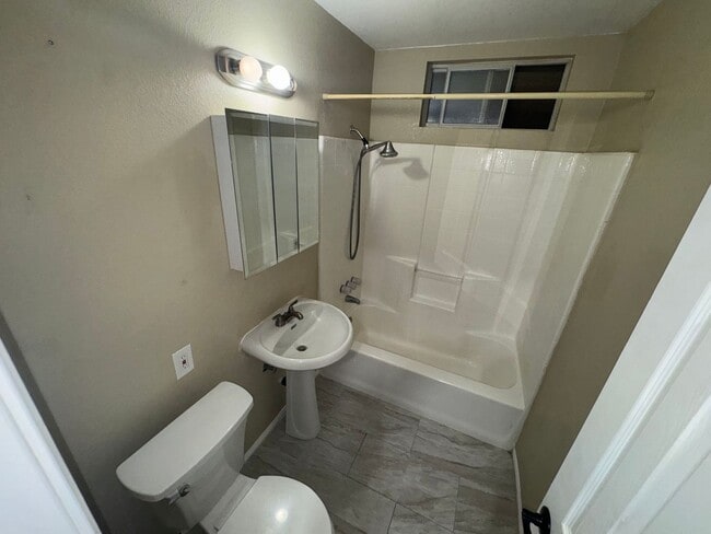 Building Photo - Spacious 3 Bedroom Home