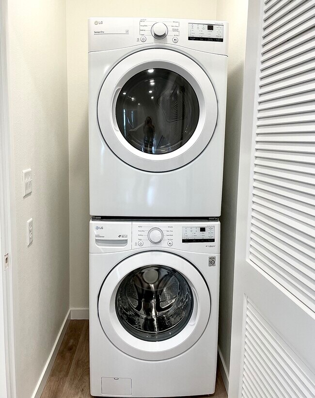 Laundry - Full Sized Front Loaders - 2511 N Hamilton St