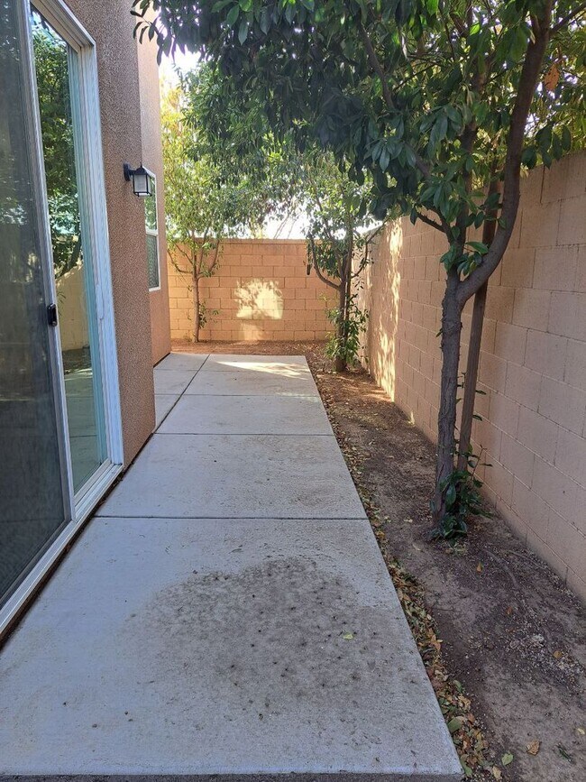 Building Photo - 1504 N Vanguard Way