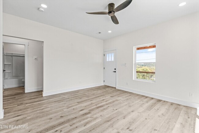 Building Photo - 3900 Lilac Ave