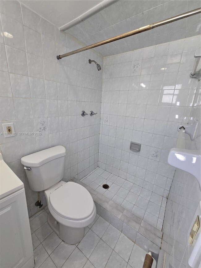 Building Photo - 120 ROYAL PALM Rd