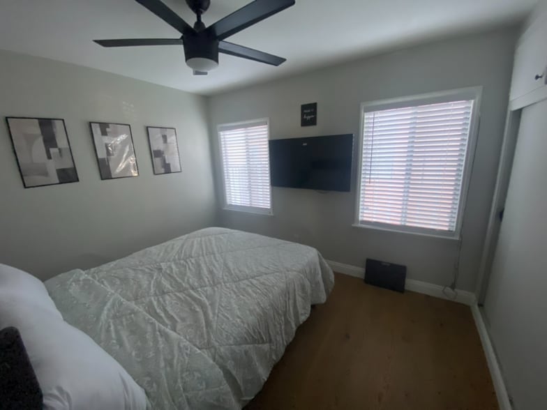 Building Photo - 636 E 121st Pl