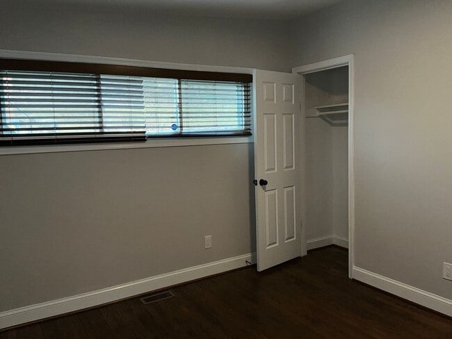 Building Photo - Fully updated 4BR 3BA single family rambler in Twinbrook Forest