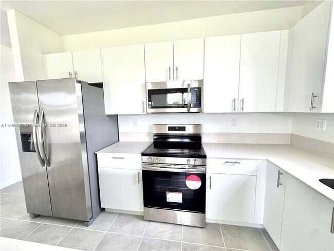 Building Photo - 2990 SE 23rd Ave