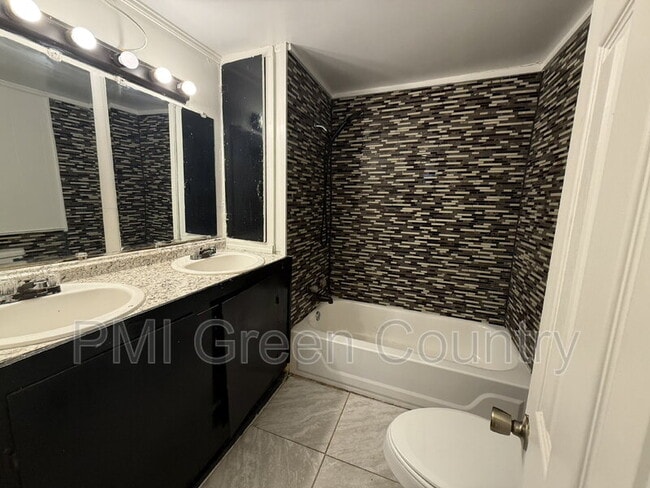 Building Photo - 209 W Magnolia St