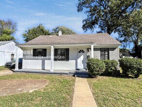 Building Photo - 3 Bed/2 Bath Home with Off Street Parking / Pet-Friendly / Vouchers Accepted / Available Now!