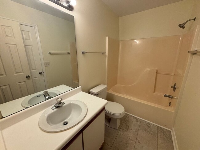 Building Photo - 3 Bed 3 Bath Garage Apartment Home