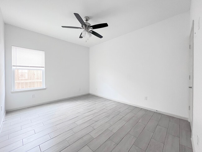 Building Photo - 1304 Shavano Dr