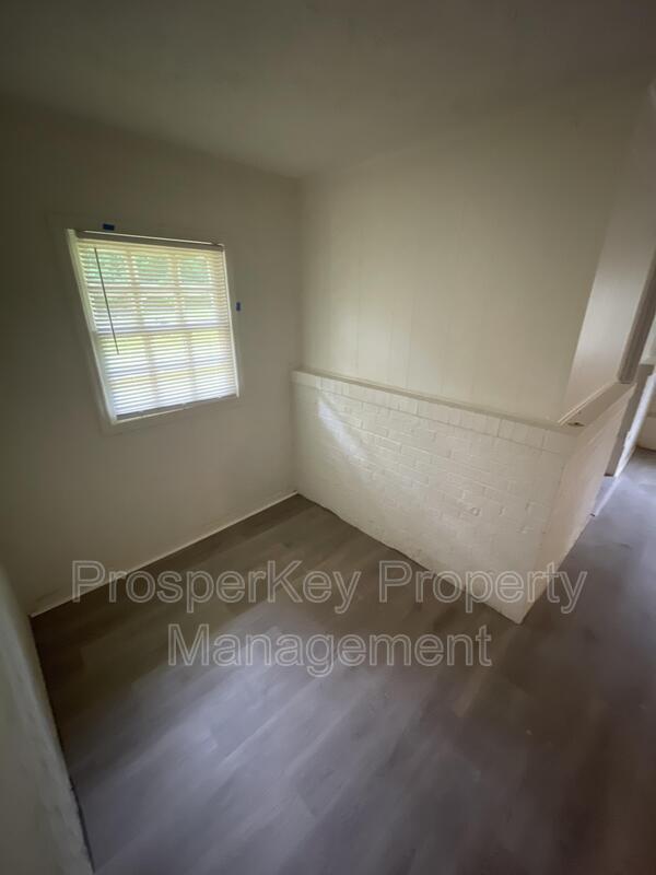 Building Photo - 418 E Northwoods Dr