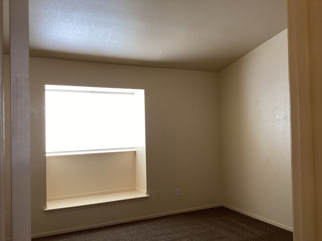 Building Photo - Remodeled!