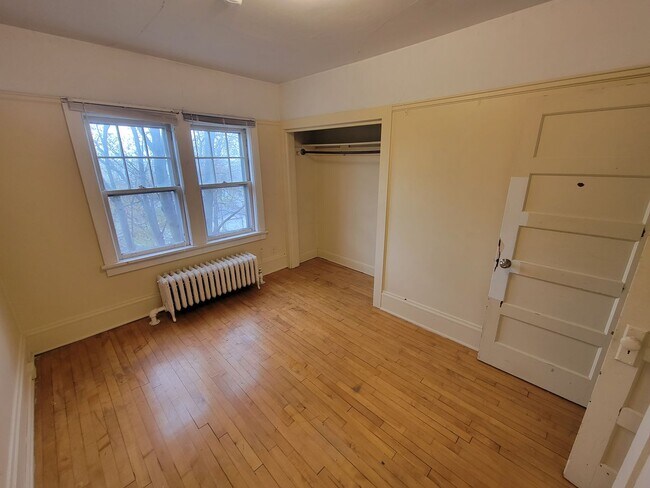 Building Photo - AVAILABLE JUNE 1ST -  Huge 4 Story Hillside Home!