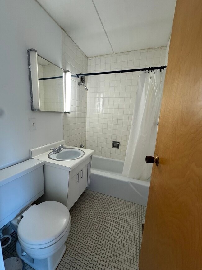 Building Photo - 5140 S Dorchester Ave