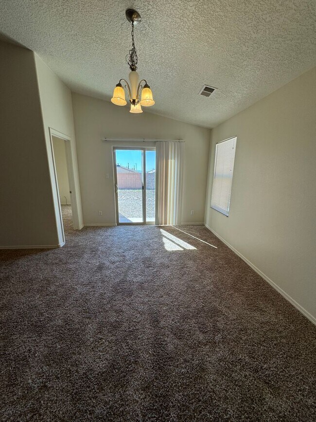 Building Photo - Great 3 bed, 2 bath, home in Huning Ranch!