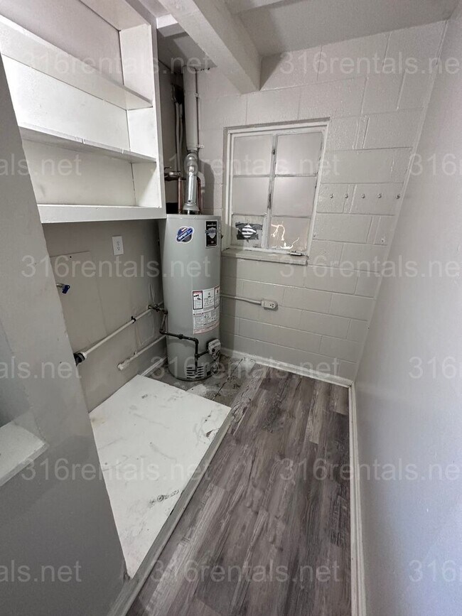 Building Photo - $575 - 1 bed 1 bath - Duplex located in th...