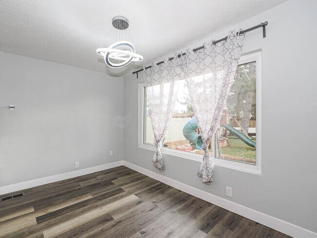 Building Photo - 5 Bedroom, 2.5 Bathrooms Home