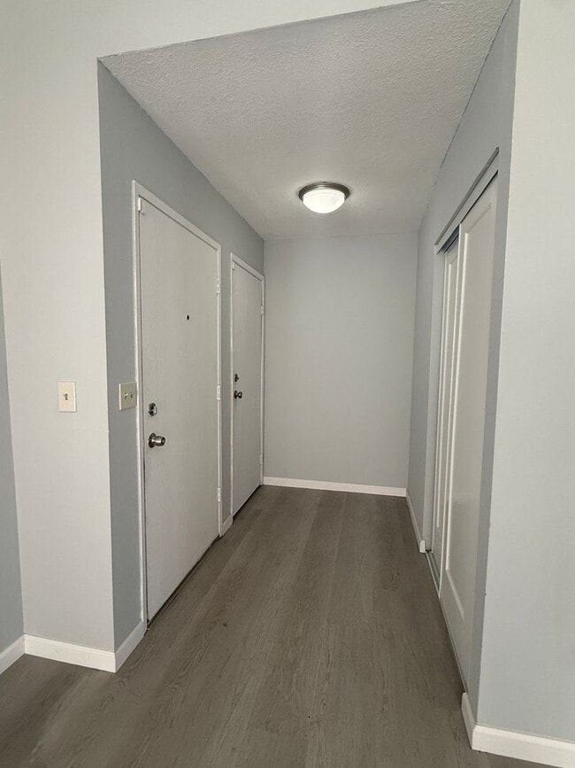 Building Photo - 2 bedroom / 1 bath