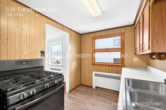 Building Photo - 556 Thompson Ave