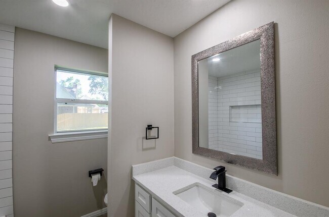 Building Photo - 12811 Fisher Dr