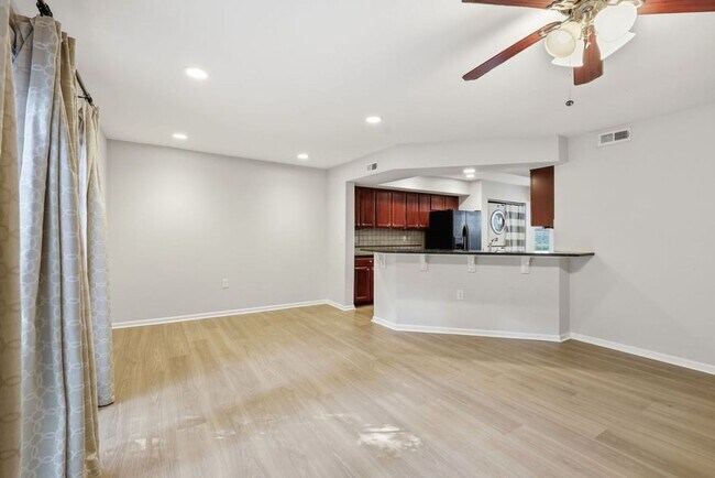 Building Photo - Modern 3BD, 2.5BA North Raleigh Townhome with Upgrades in a Prime Location Near Top Shopping, Din...