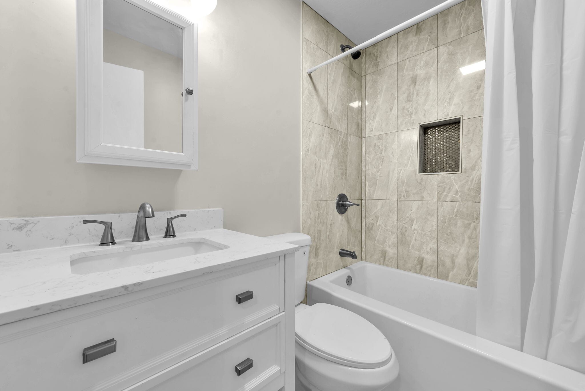 Hallway Bath - 4932 Drayton Rd