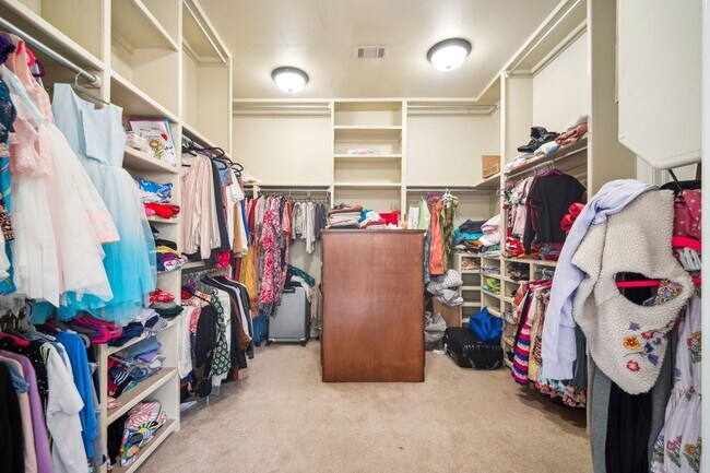 Building Photo - Stunning 5 bedroom 4.5 bath in Stonebrooke Glenn