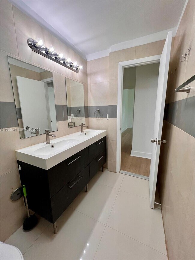 Building Photo - 1198 Marseille Dr