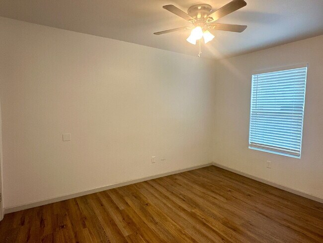 Building Photo - Modern 3/2!