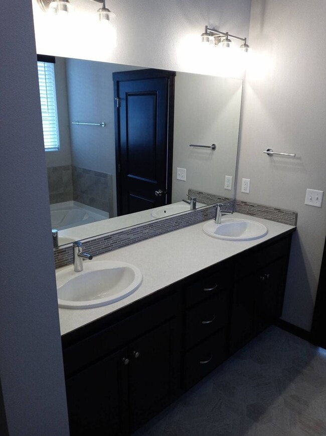 Building Photo - Beautiful 3-bedroom, 2-bath home at Woodbr...