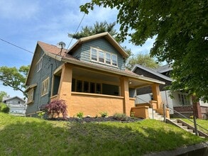 Building Photo - 1119 Alexander St SE