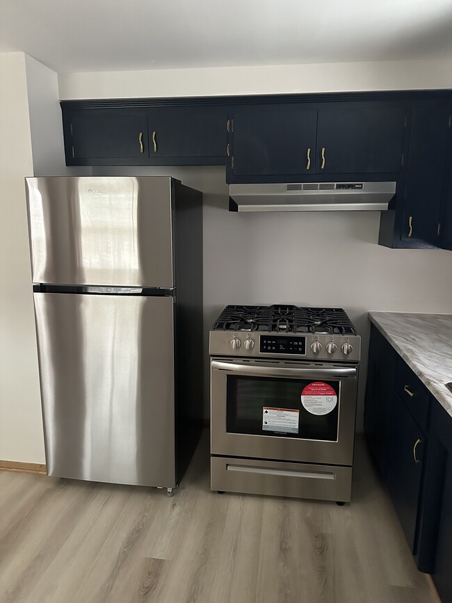 Gas Range, Refrigerator - 6521 N 42nd St