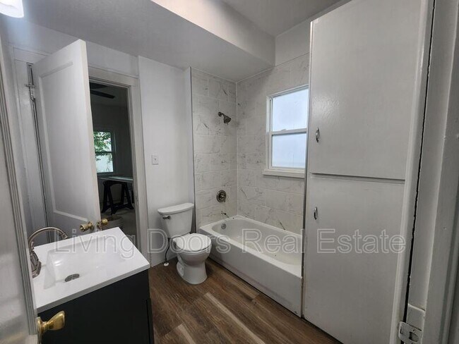 Building Photo - 711 N 30th St