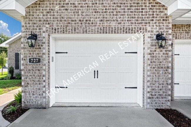 Building Photo - 727 Fairview Dr