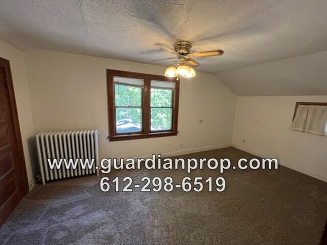 Building Photo - Merriam Park House Available Now, HW Floor...
