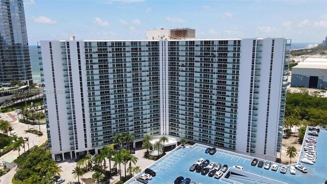 Building Photo - 100 Bayview Dr