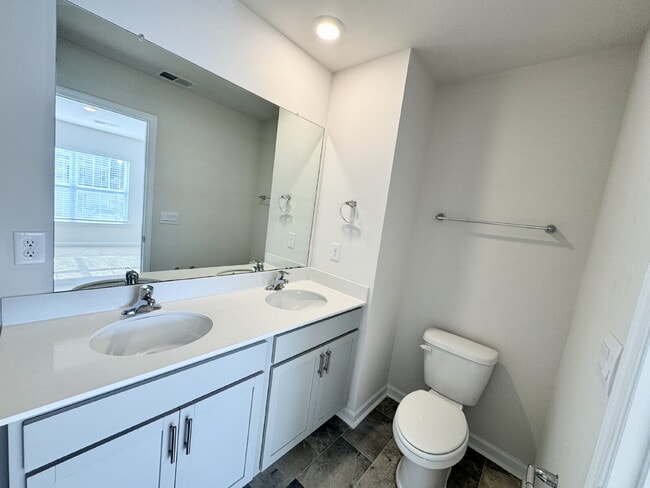 Building Photo - Charming 3-bedroom townhome ready to welcome a new family!