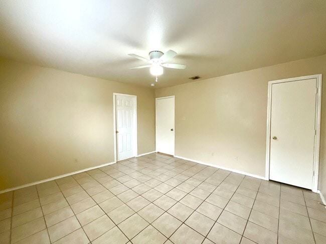 Building Photo - **APPLICATION RECEIVED** **MOVE IN SPECIAL** Charming 3-Bed, 2-Bath Home with Fenced Yard – Pet F...