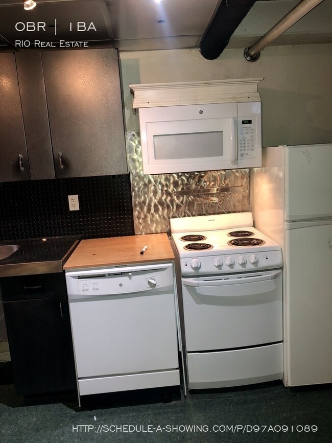 Building Photo - Amazing Garden Level Studio Unit in Uptown!!