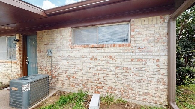 Building Photo - 208 Lynn Dr