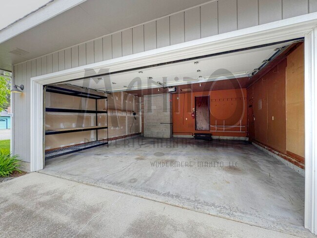 Building Photo - Entertainers Dream Home
