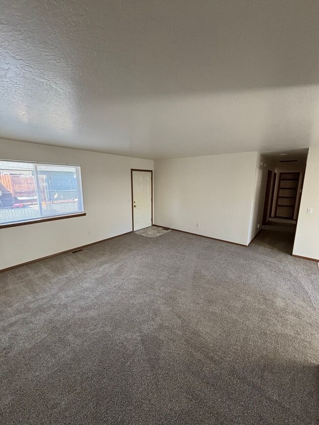 Building Photo - 204 W 19th Ave