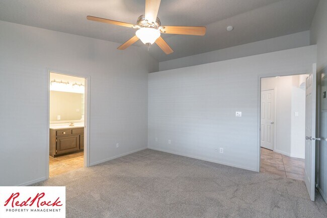 Building Photo - Spacious 3 Bedroom Single-Level Home in Bl...